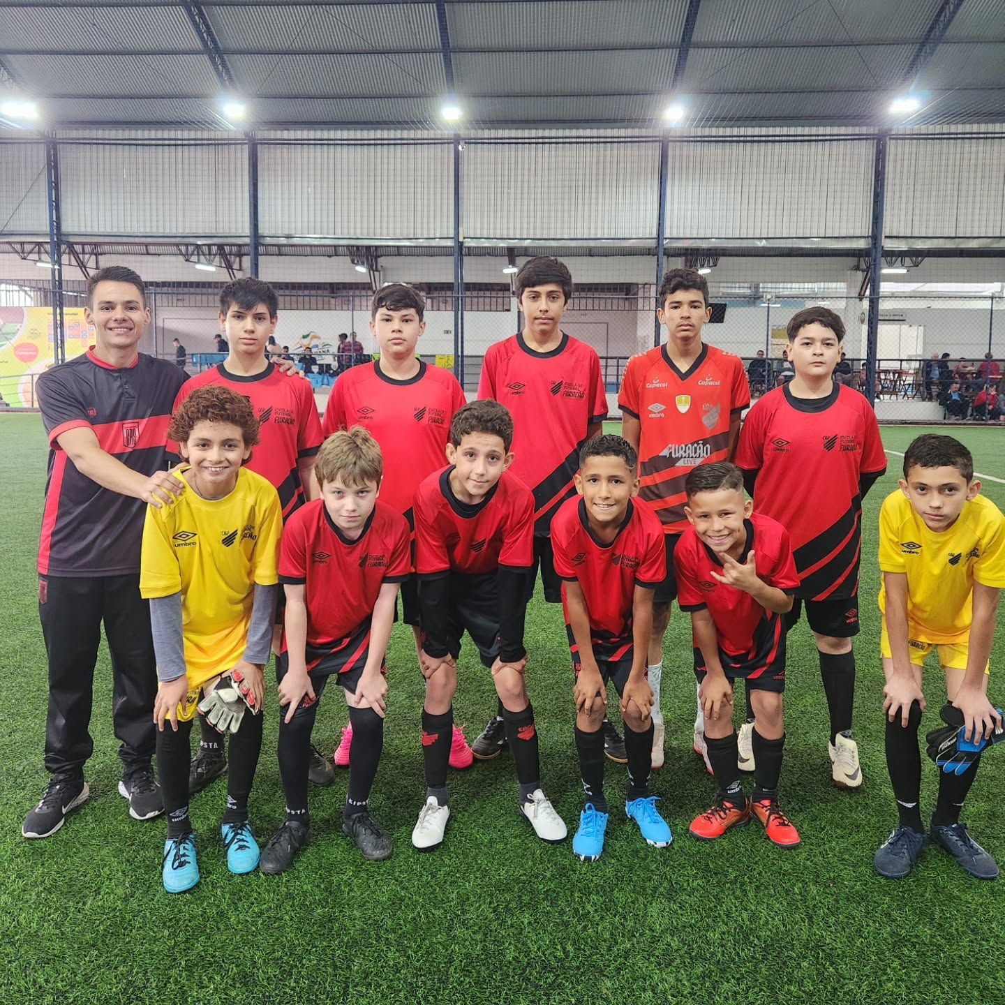 Turma de 6 a 8 anos da Escola Furacão CRS em treino