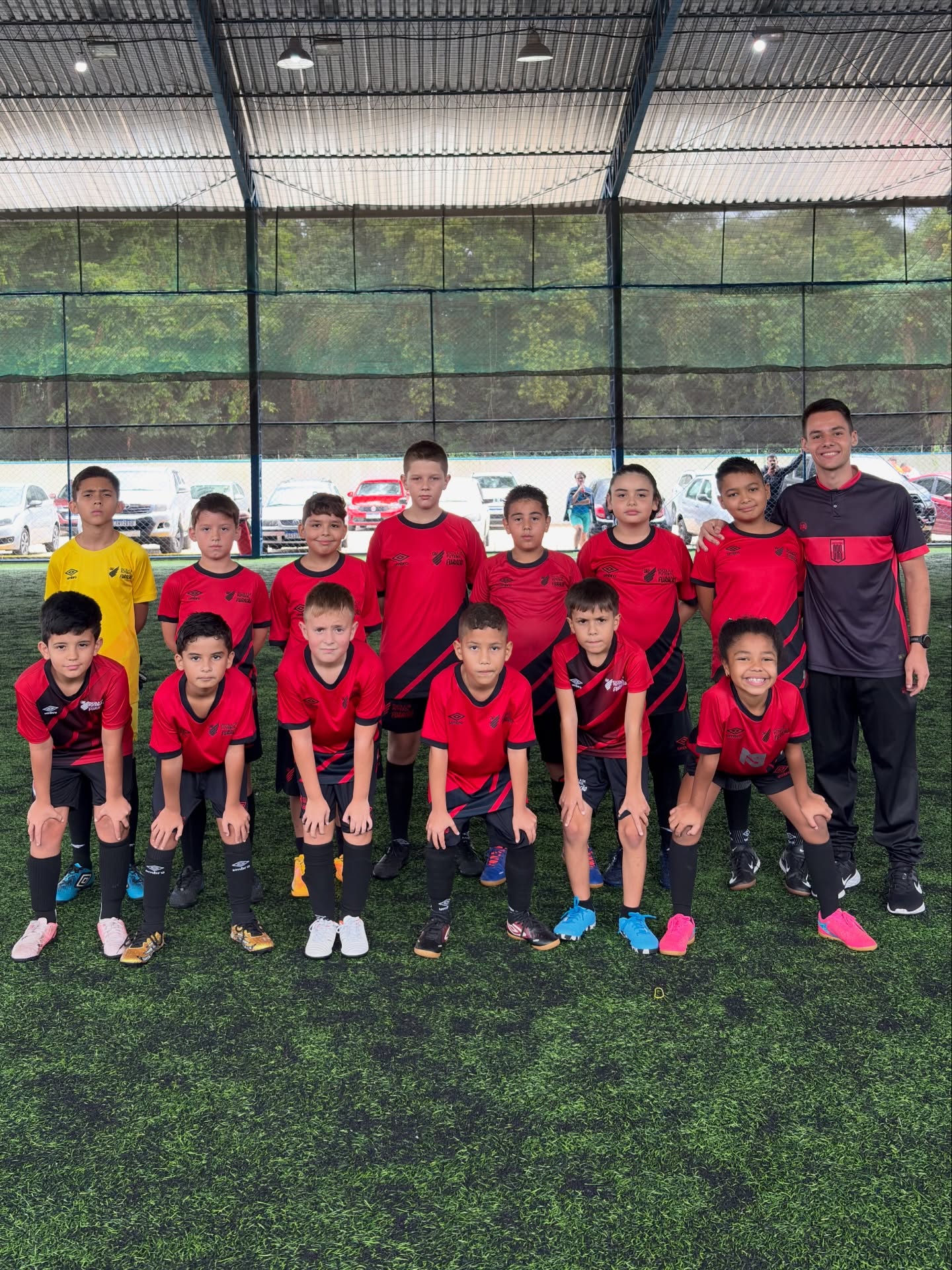 Turma de 14 a 16 anos da Escola Furacão CRS em treino